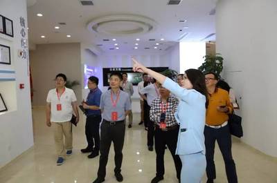 泉州市政协经济委主任杨文龙一行莅临南威软件集团参观考察