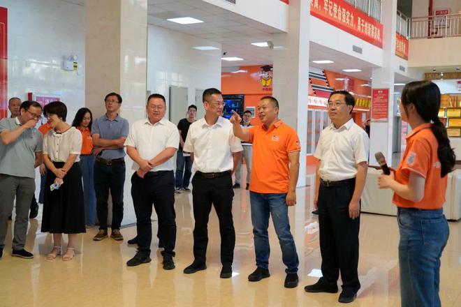 人才引领产业升级，考察共话发展新篇——德化县委书记黄文捷率团赴亚明公司考察纪实